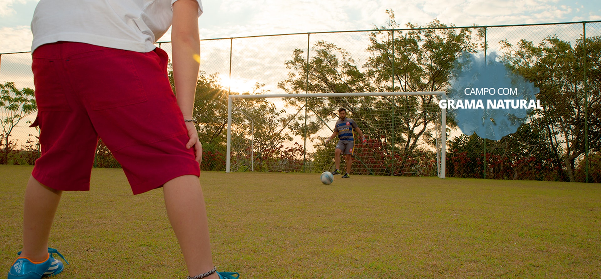 Campo com grama natural do condomínio